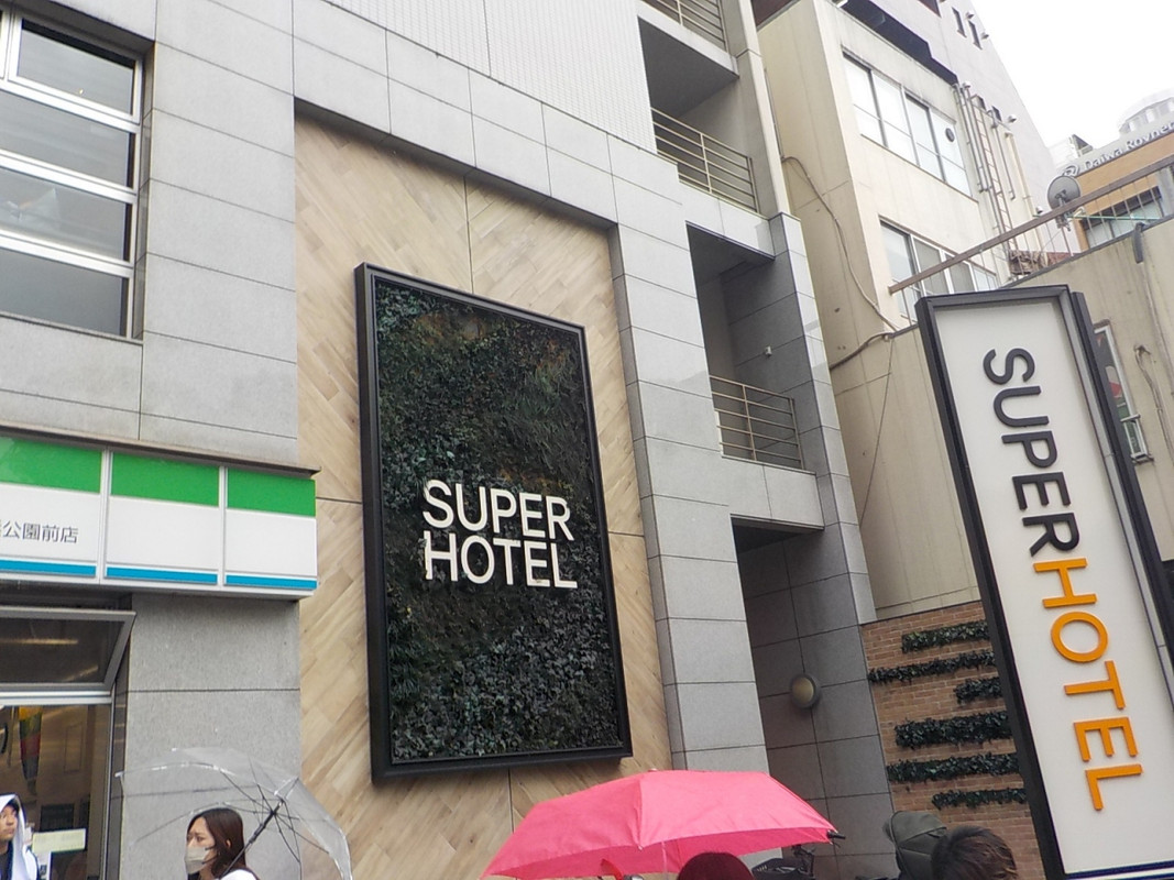 コンビニが同居するビルにあります。フロントは2階です。