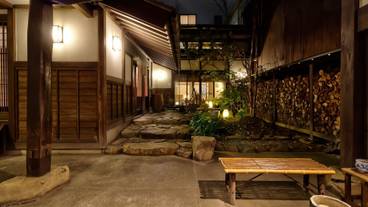 施設の入り口 / 24