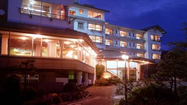 施設の正面 (日没後) / 2