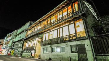 施設の正面 (日没後) / 1