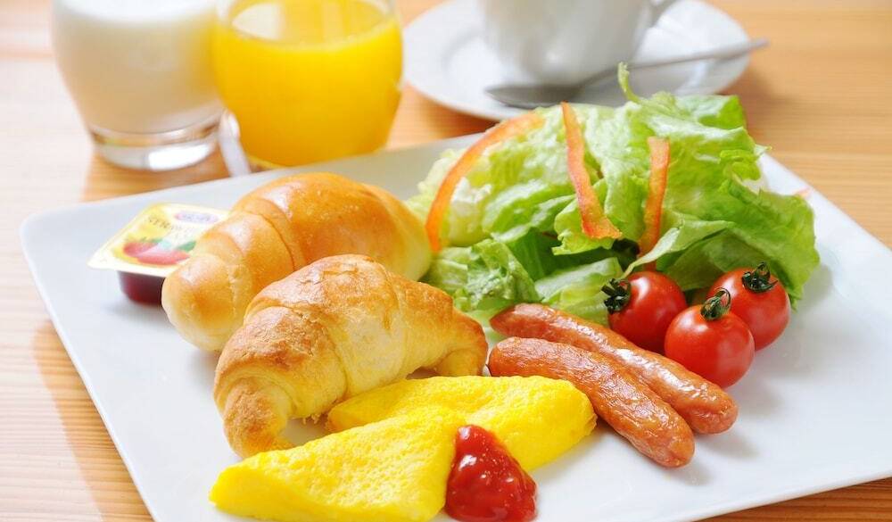 自分で焼ける地魚も！
和洋の朝食バイキング / 1