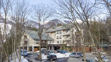 施設の入り口 / 25