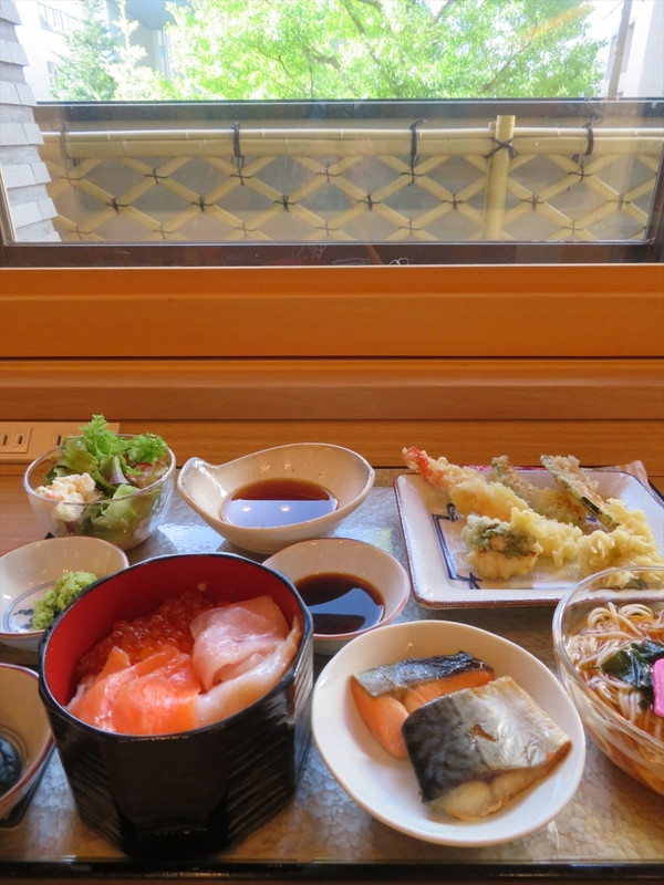 海鮮丼や揚げたて天ぷら、小鉢も豊富で目移りする朝食ブッフェ