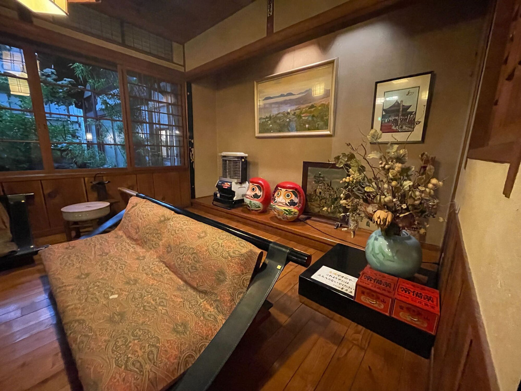 フロントの後ろ側にはラウンジのようなスペースがありました。様々な場所に絵や置物などが飾られていて、見所満載でした! / 4