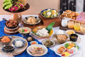 食器には沖縄の“やちむん”を利用