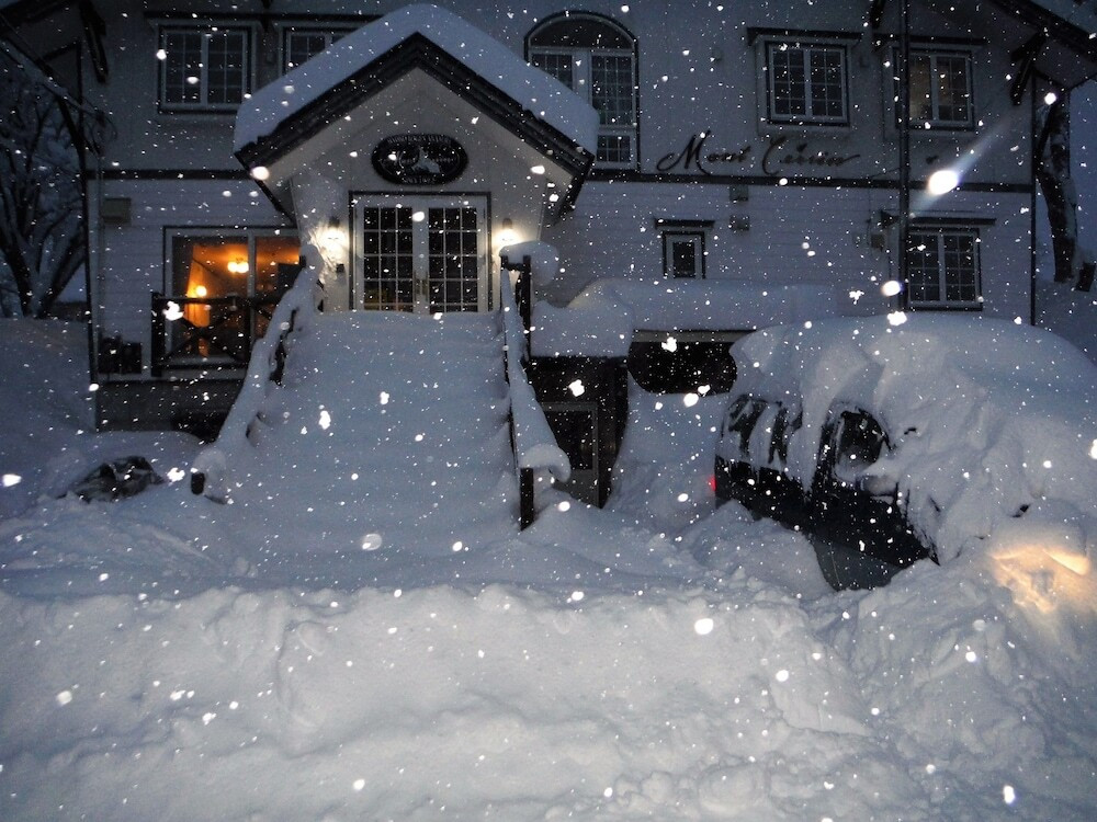 施設の正面 (日没後)
