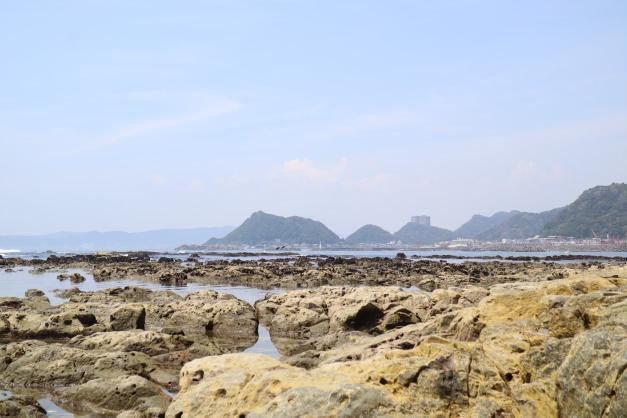 満潮時は波に覆われていた画像手前部分も、干潮時には岩がゴロゴロと露わに / 1
