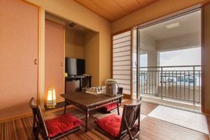 靴を脱いでくつろげる和室