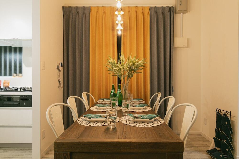 客室内のダイニングエリア