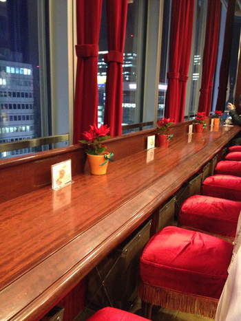 「イノダコーヒ 東京大丸支店」内観 975206 夜景が見えるカウンター席