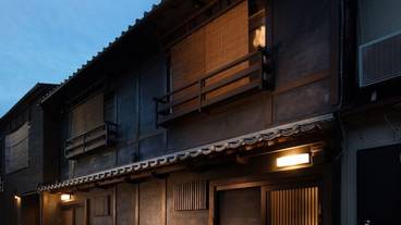 施設の正面 (日没後) / 3