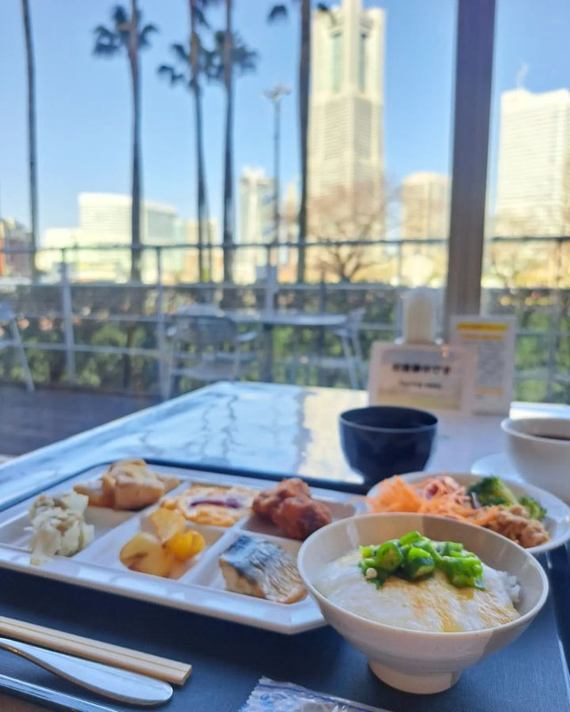 宿泊客の席は確保して下さっていたようで、席を探す煩わしさがなく良かったです。スタッフさんたちが全体に気を配っている様子が伺えて、気持ち良くお食事ができました。 / 1