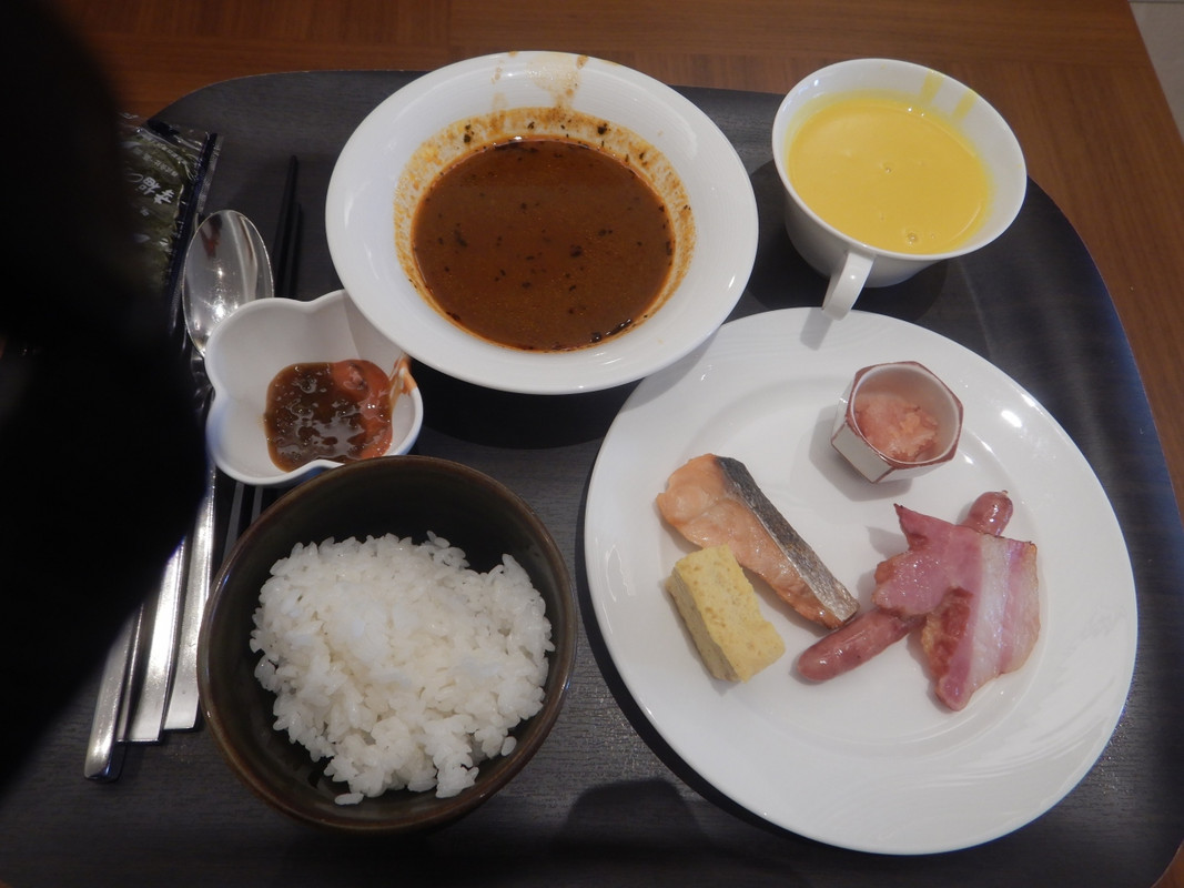 朝食、スープカレー、鮭、ソーセージ、ベーコンなど