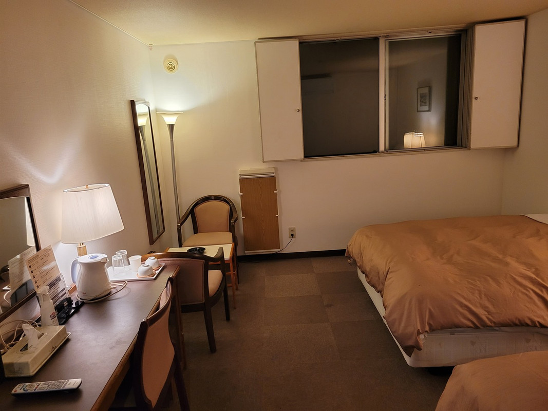 椅子がいくつもあり