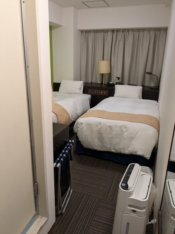 狭い。出窓に買ったものが置けたのは〇