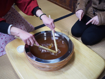 「俵屋 本店」 料理 35437158 飴詰め体験　教わる