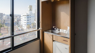 スタンダードルーム　ダブルベッド1台　禁煙　清掃料金別　連泊時の清掃なし