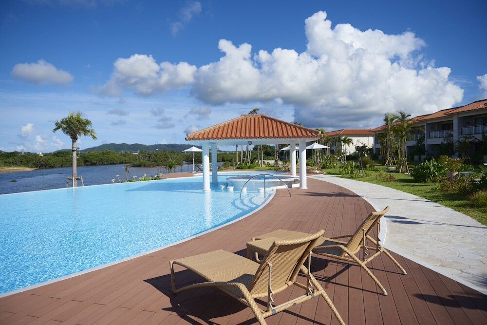 インフィニティプールで海との一体感を味わって3355336