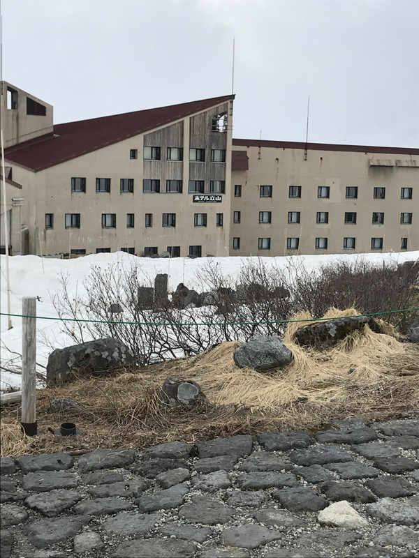 地面が見えているところは　もちろん雪かきしてあるからです