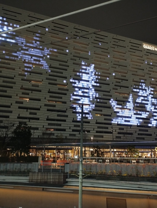 ライトアップされた外観