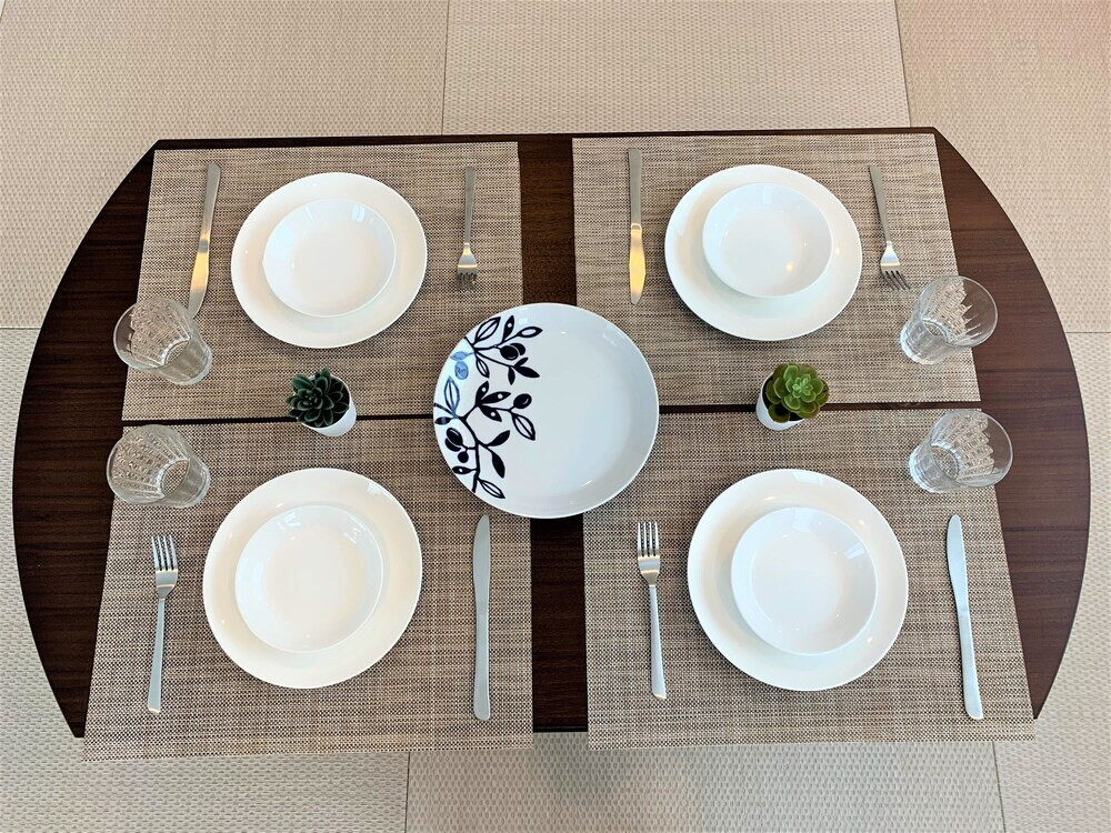 客室内のダイニングエリア