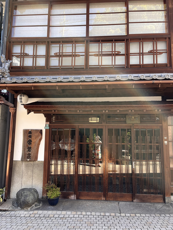 道後温泉本館からすぐの歴史を感じさせる旅館です