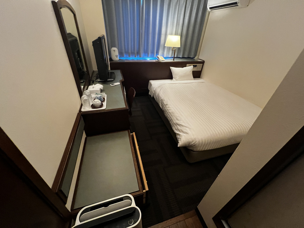 お部屋は狭いです