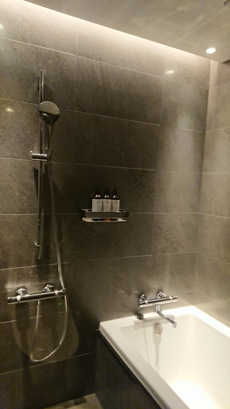 洗面台等とバスルームはガラス戸で区切られている。