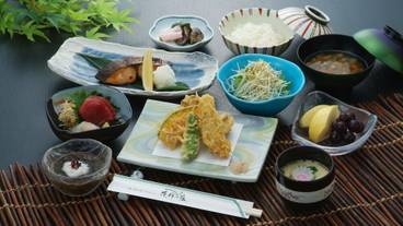 旅館のお食事処 / 8