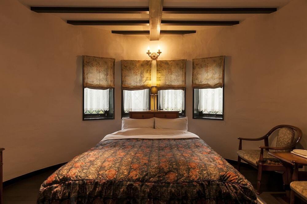 小さい頃に憧れた”イギリスの邸宅”で夢の世界に浸って。4248015