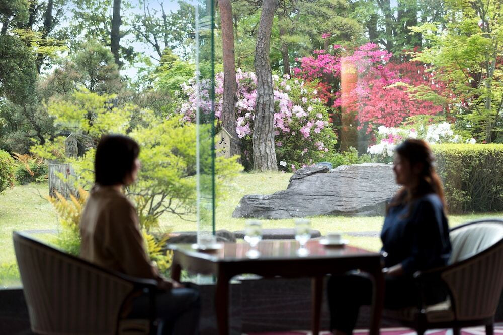 館内から見る庭園