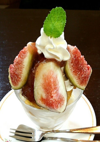 「館山パイオニアファーム」 料理 96006823 【いちじくパフェ￥680(税込)】いちじくシーズン限定品
いちじくアイスの上に、完熟いちじく＆いちじくジャム等がのっています