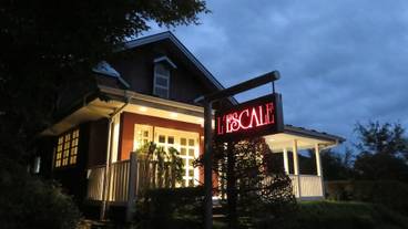 施設の正面 (日没後) / 3