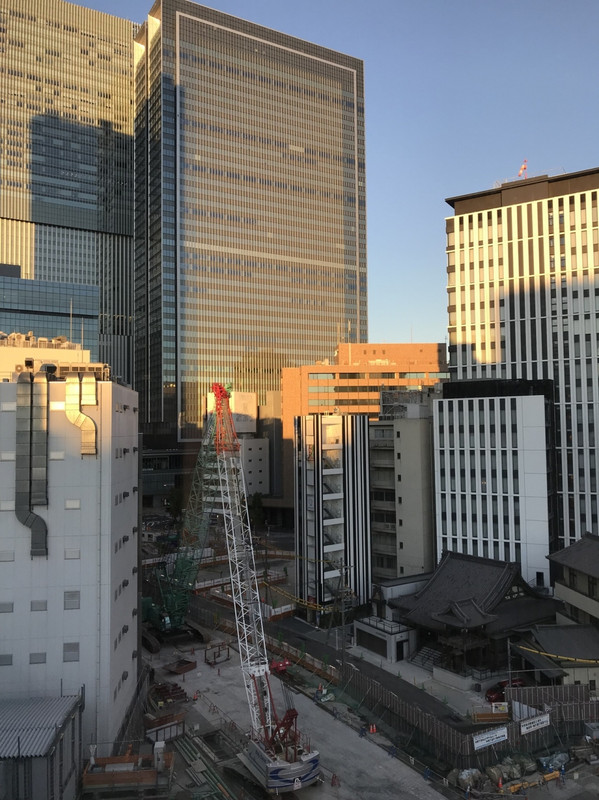 部屋からの駅ビルの眺め