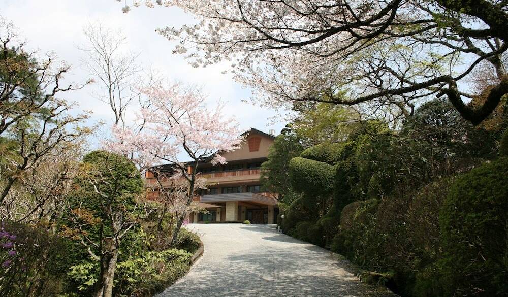 豊かな自然に囲まれた
歴史ある高級旅館 / 2