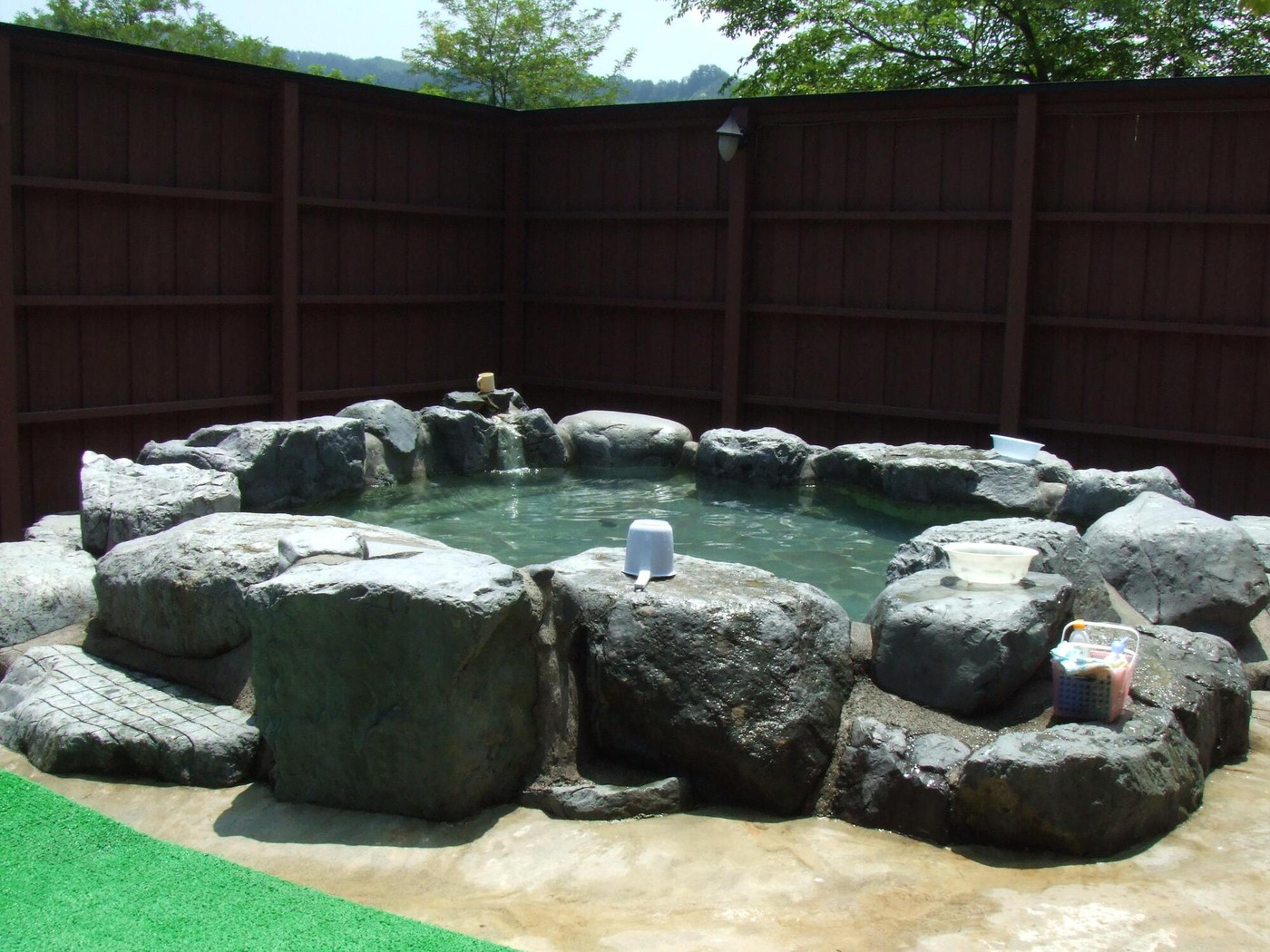 小野小町ゆかりの地で入る露天岩風呂825867