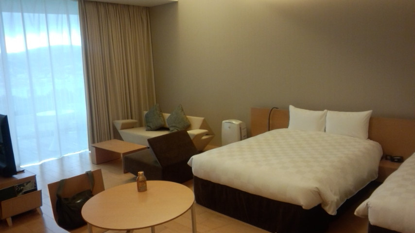 室内は広くて快適ですが、「椅子がイマイチね。」と、同伴者。