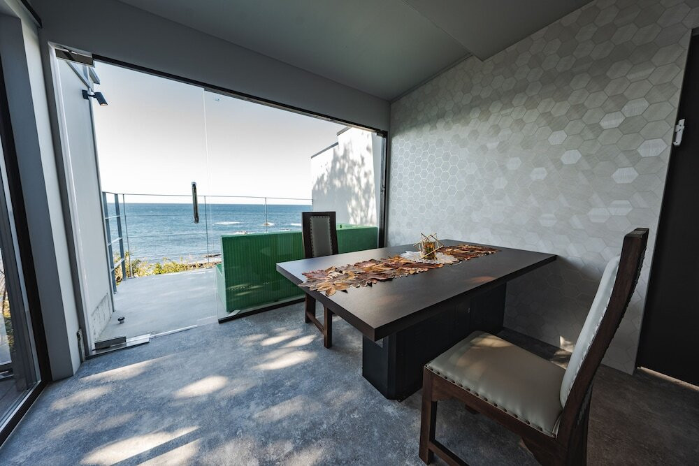 客室内のダイニングエリア