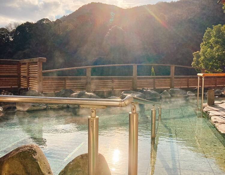 朝日を浴びる
目覚めの朝風呂へ / 1