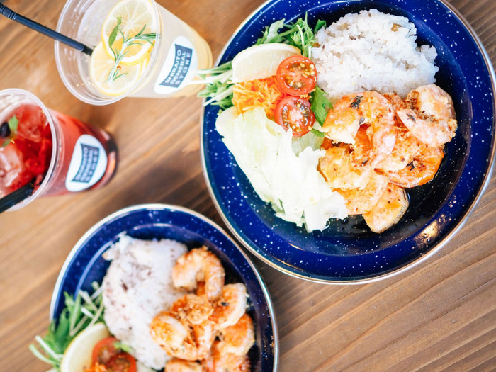 アメリカンなBBQプレートが楽しめる「SHIRAITO GENERAL STORE」。テイクアウトもOKです