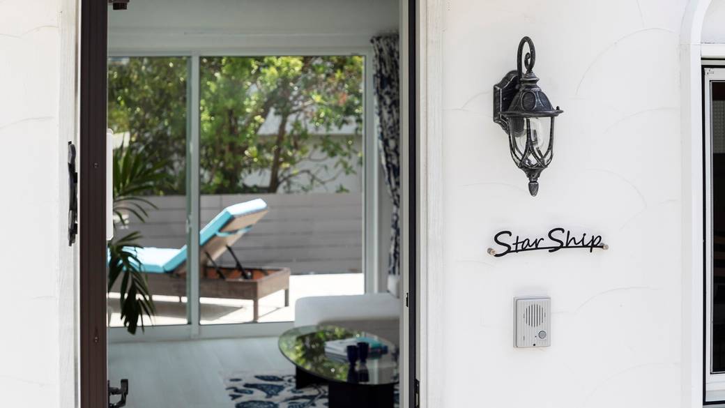 日差しに映える
真っ白な建物 / 3