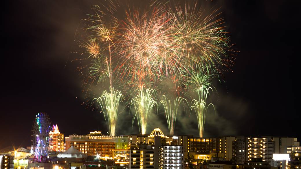 のんびりしながら
夜空を彩る花火を満喫 / 1
