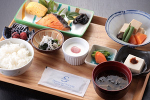 多彩なおかずでご飯が進む朝食