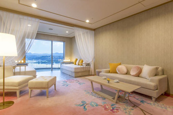 1. Shirahama Coganoi Resort & Spa: Couples can enjoy the yellow flowers of happiness 3849694