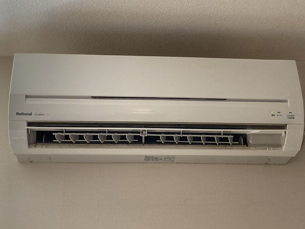 汚れが目立つエアコン