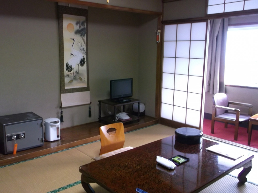 昭和の雰囲気の客室。エアコンは後付けの最新機種あり。