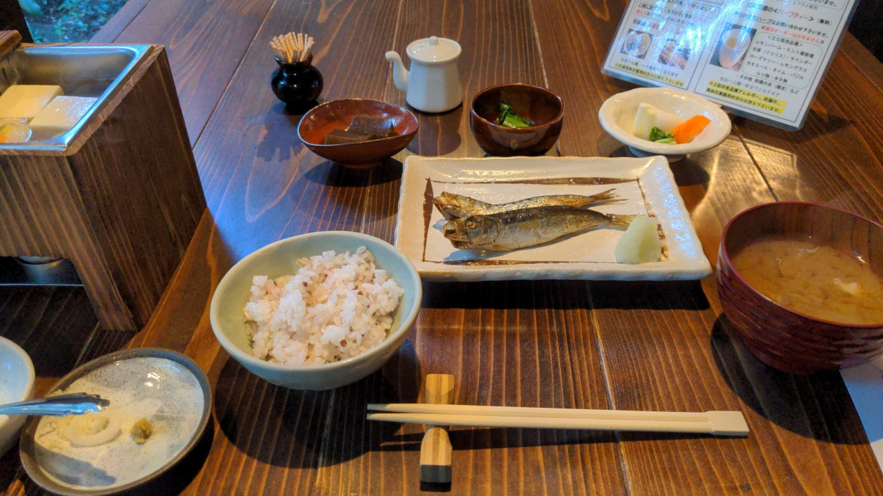 朝食のまるまるとした鰯は非常においしかった