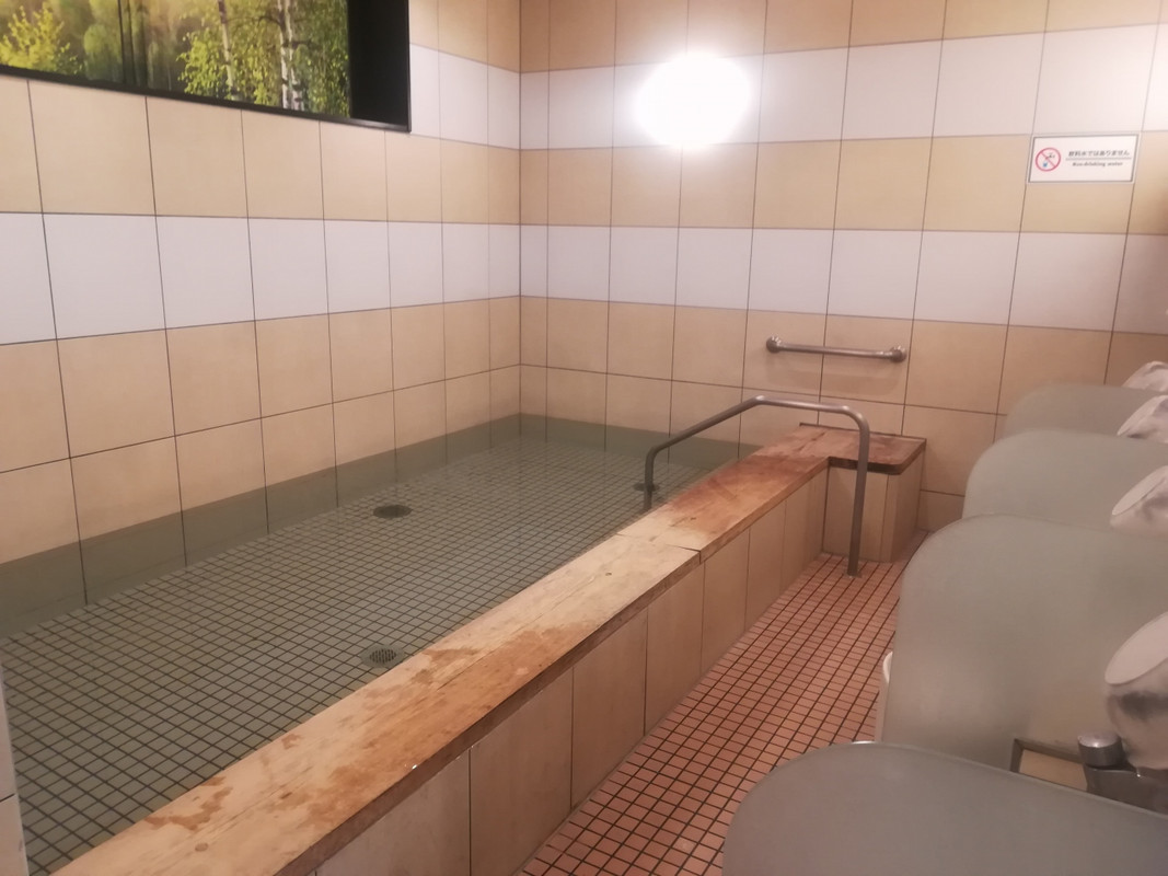 大浴場（女性用）は狭め