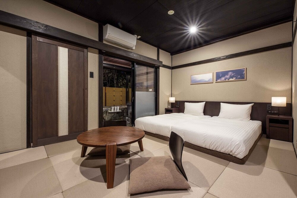 源泉かけ流しの半露天風呂が全室に！どっぷり温泉三昧が叶う宿3947402