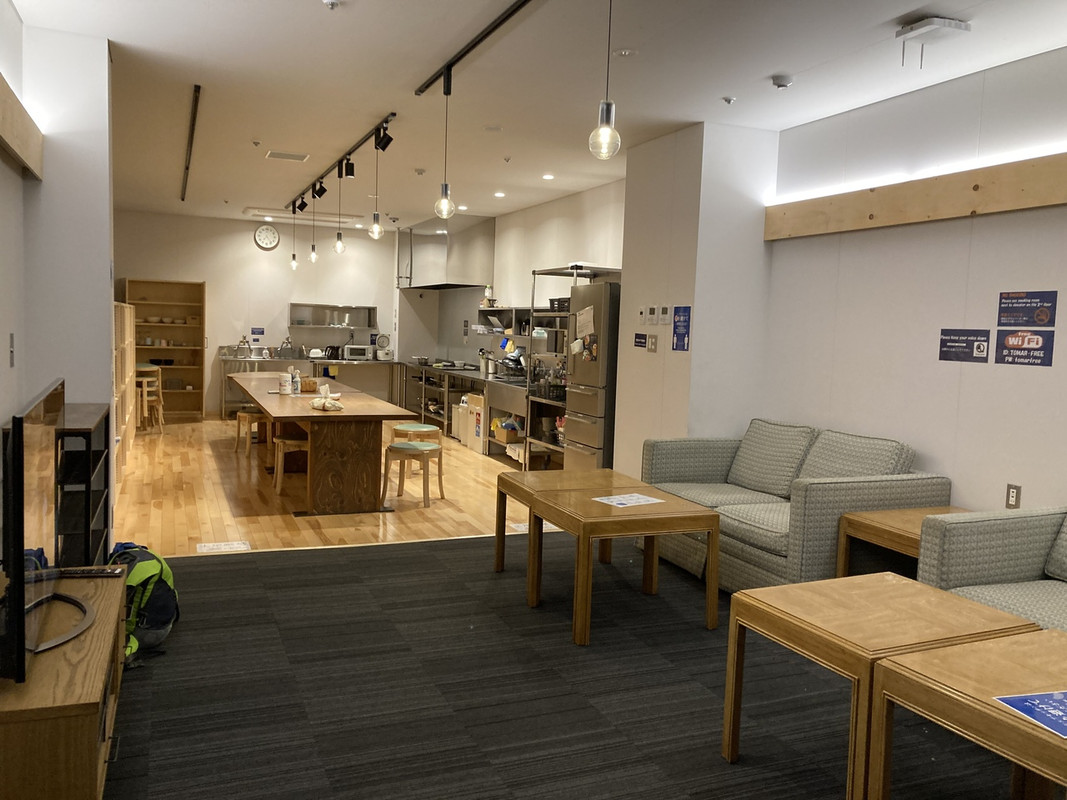 2階のキッチンとラウンジ